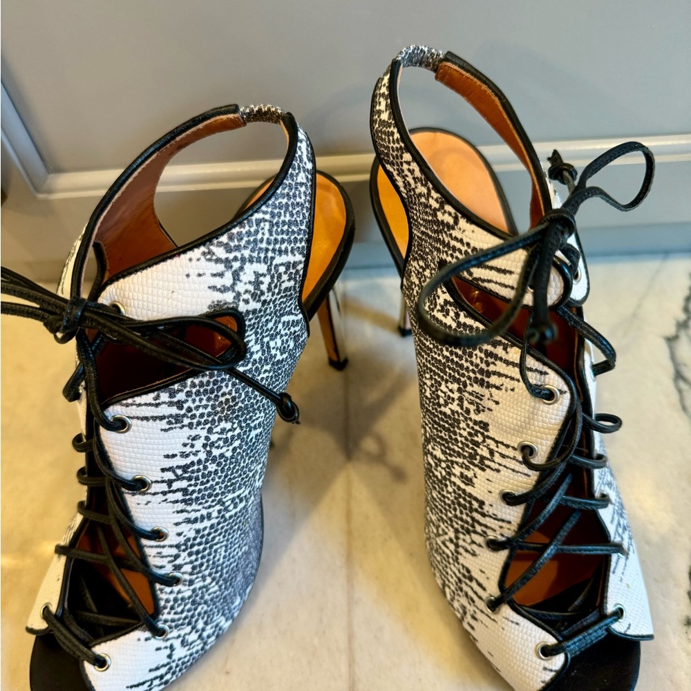 Rebecca Minkoff size 9 black and white lace up pumps